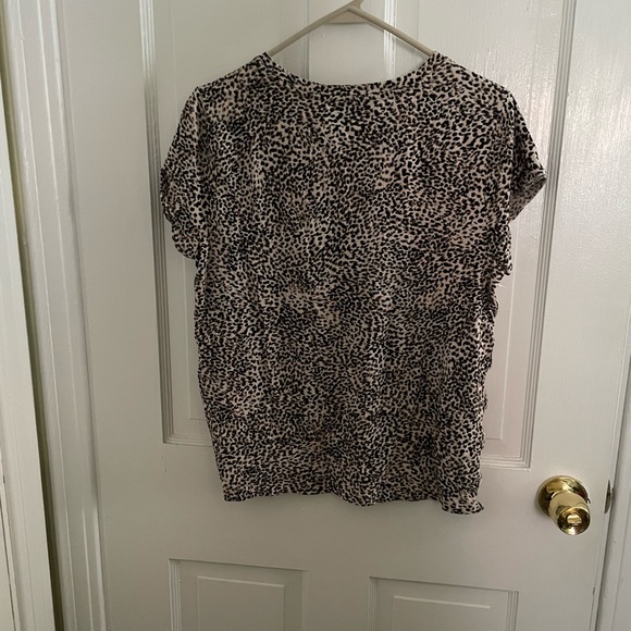 Large Snow Leopard Athleta Tee - Picture 7 of 7